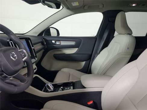 Certified 2025 Volvo XC40 B5 Plus AWD/4WD image 18
