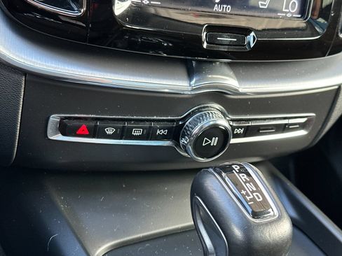 Used 2019 Volvo XC60 T6 Momentum w/ Multimedia Package AWD/4WD image 23