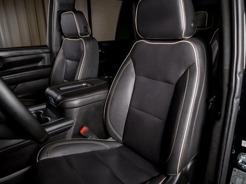 Used 2023 GMC Yukon SLT AWD/4WD image 5