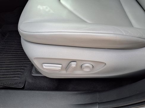 Used 2022 Toyota Highlander XLE FWD image 24