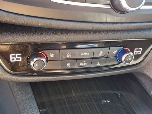 Used 2018 Buick Regal Essence w/ Sights and Sounds Package AWD/4WD image 17