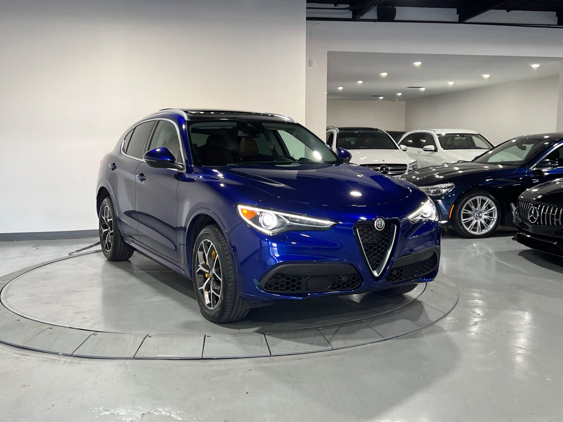 Used 2021 Alfa Romeo Stelvio Ti w/ Premium Package AWD/4WD image 12
