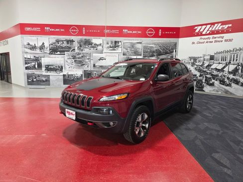 Used 2017 Jeep Cherokee Trailhawk image 8