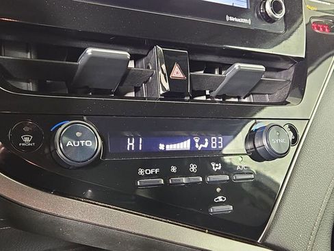 Used 2024 Toyota Camry SE image 19