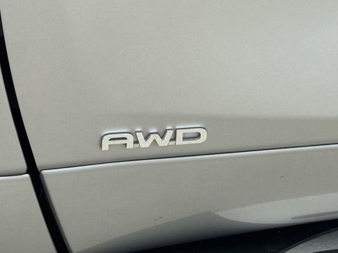 Used 2024 Toyota Highlander XLE AWD/4WD image 10