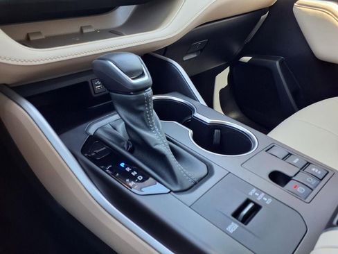 Used 2023 Toyota Highlander XLE image 29