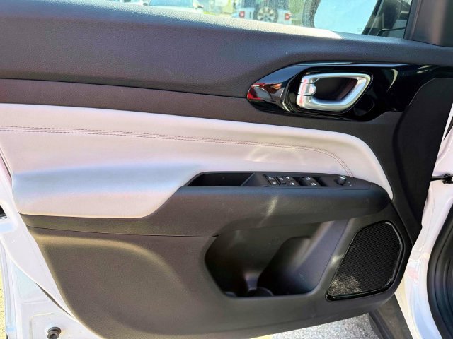 Used 2025 Jeep Compass Limited AWD/4WD image 15