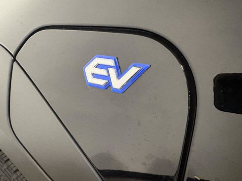 Used 2025 Subaru Solterra AWD/4WD image 9