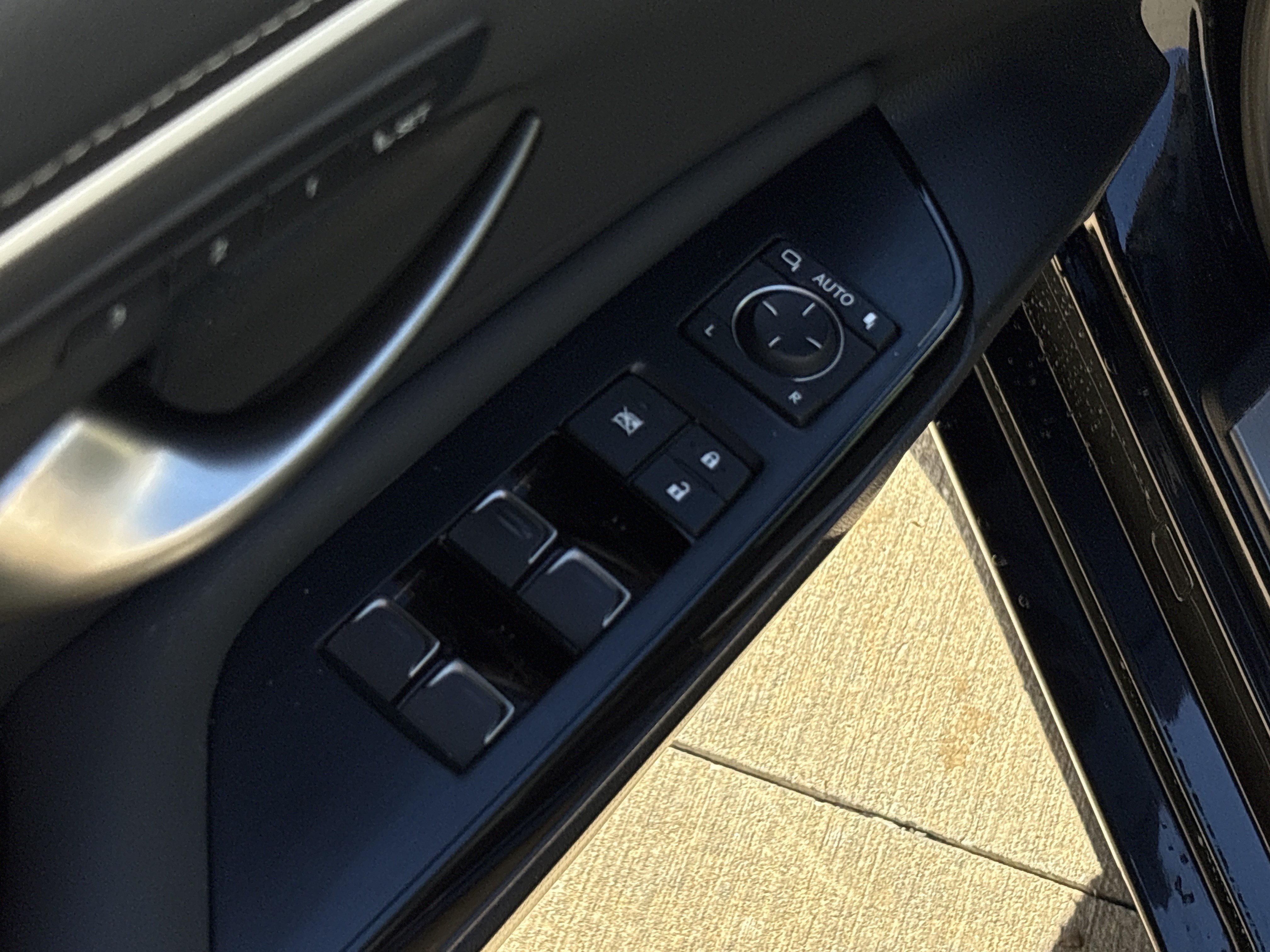 Used 2025 Lexus ES 300h w/ Premium Package FWD image 33