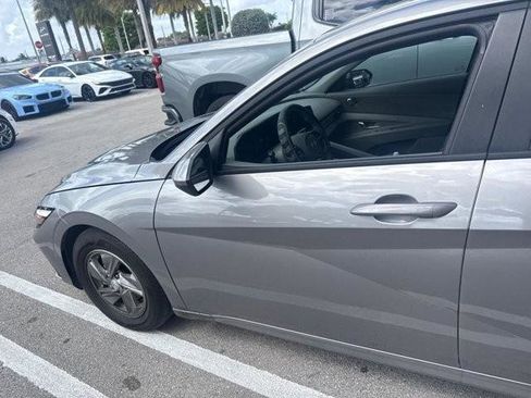 Certified 2025 Hyundai Elantra SE image 11