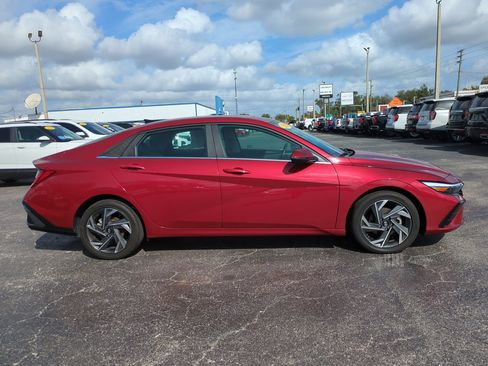 Used 2024 Hyundai Elantra Limited image 3