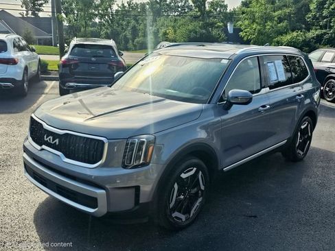 Used 2023 Kia Telluride EX w/ EX Captain's Chair Package FWD image 3