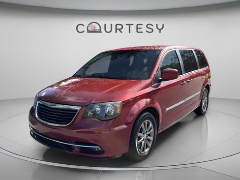 Used 2015 Chrysler Town & Country S w/ Driver Convenience Group FWD image 2