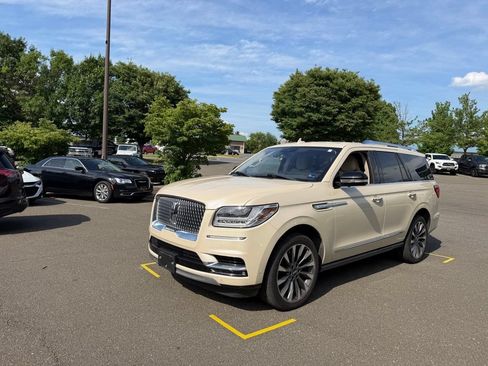 Used 2018 Lincoln Navigator Select w/ Technology Package AWD/4WD image 3