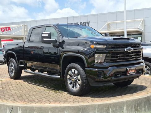 Used 2024 Chevrolet Silverado 2500 Custom w/ Custom Value Package AWD/4WD image 8