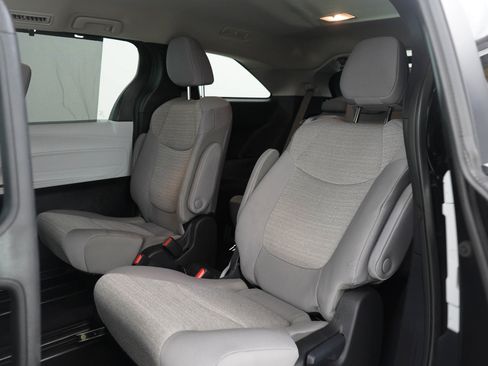 Used 2025 Toyota Sienna LE image 15