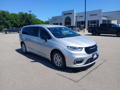 Used 2024 Chrysler Pacifica Touring-L