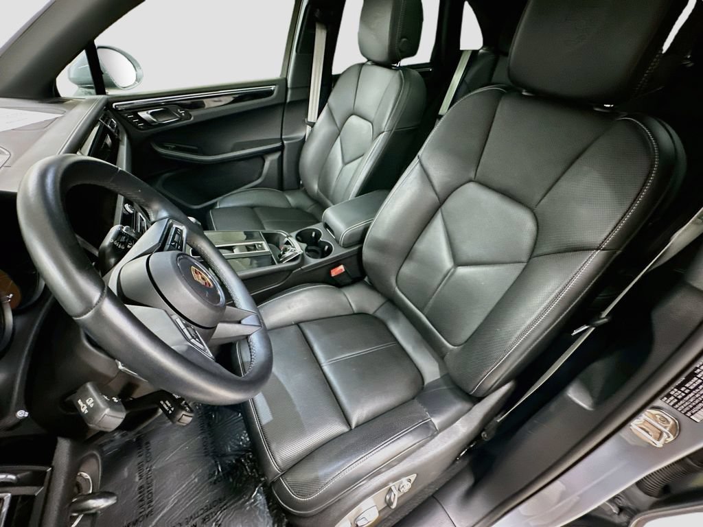 Certified 2025 Porsche Macan AWD/4WD image 5