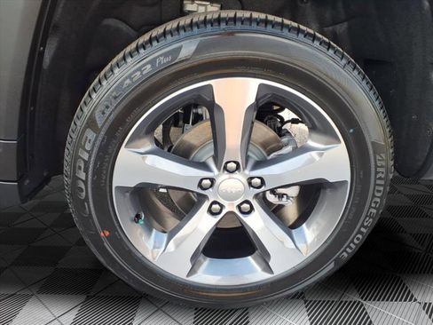 New 2026 Jeep Grand Cherokee Limited RWD image 23