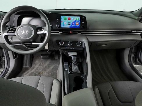 Used 2025 Hyundai Elantra SE FWD image 17
