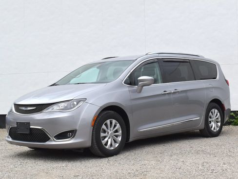 Used 2018 Chrysler Pacifica Touring-L FWD image 37