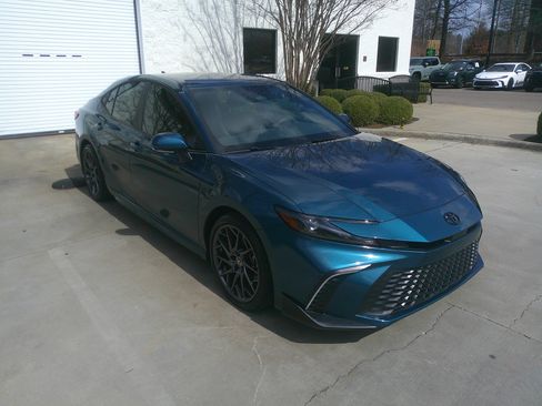 Used 2025 Toyota Camry SE w/ Convenience Package image 2