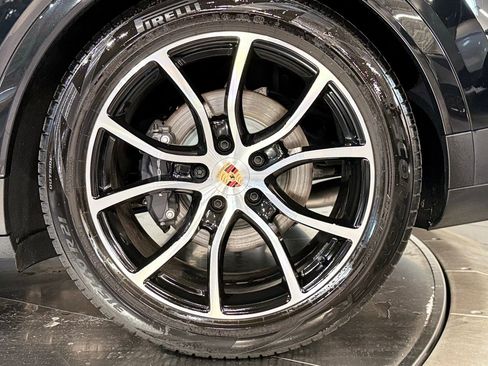 Used 2025 Porsche Cayenne Coupe image 25