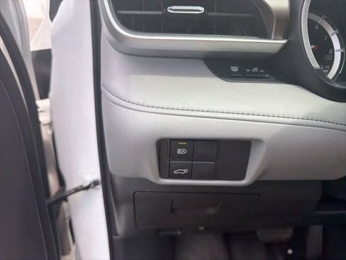 Used 2022 Toyota Highlander XLE AWD/4WD image 11