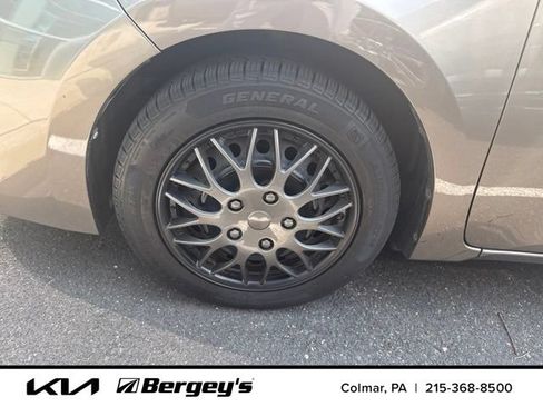 Used 2017 Toyota Corolla LE w/ Carpet Mat Package (TMS) FWD image 8