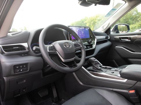 Used 2026 Toyota Highlander Platinum AWD/4WD image 28