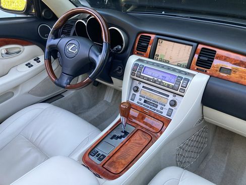 Used 2008 Lexus SC 430 Convertible image 2