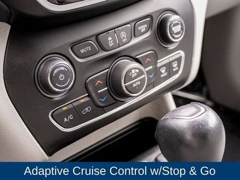 Used 2019 Jeep Cherokee Limited w/ Luxury Group AWD/4WD image 37