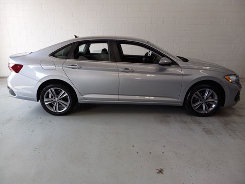 Used 2024 Volkswagen Jetta SE FWD image 2