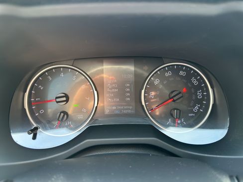 Used 2019 Toyota RAV4 XLE w/ Convenience Package FWD image 14