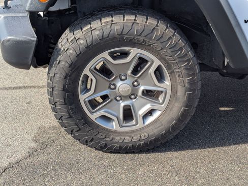 Used 2017 Jeep Wrangler Unlimited Rubicon w/ Connectivity Group image 10