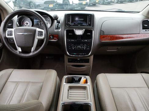 Used 2015 Chrysler Town & Country Touring-L w/ Driver Convenience Group FWD image 10