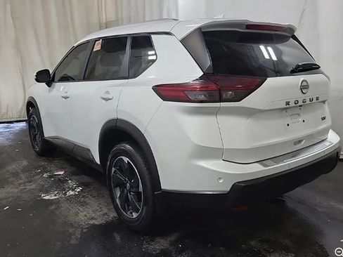 Used 2024 Nissan Rogue SV w/ SV Premium Package FWD image 2
