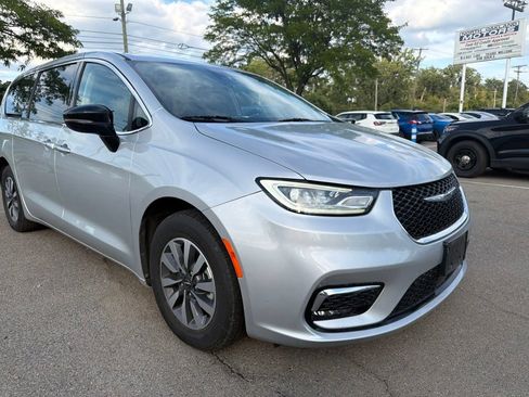 Used 2024 Chrysler Pacifica Limited FWD image 3