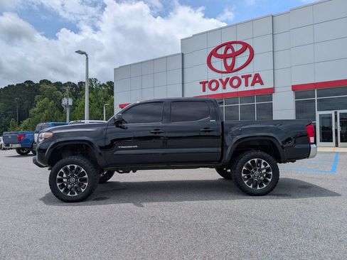 Used 2017 Toyota Tacoma SR5 w/ Tow Package AWD/4WD image 2