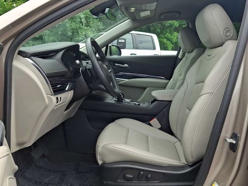 Used 2023 Cadillac XT4 Luxury w/ Cold Weather Package FWD image 16