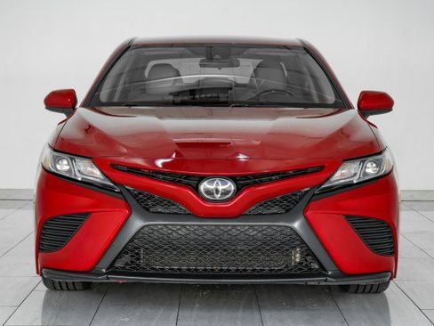 Used 2019 Toyota Camry SE image 3