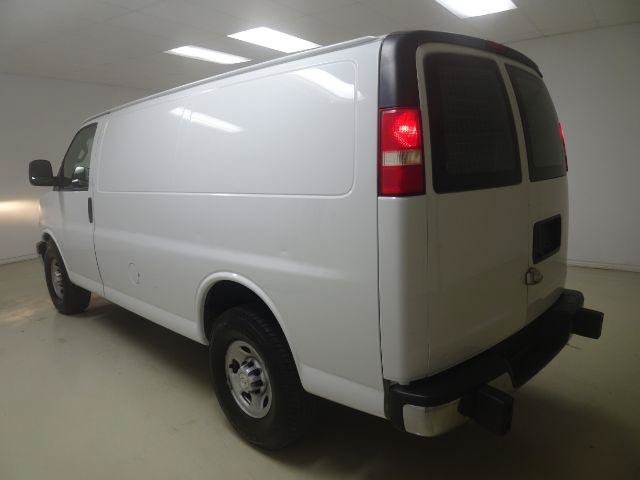 Used 2018 Chevrolet Express 2500 w/ Driver Convenience Package RWD image 4