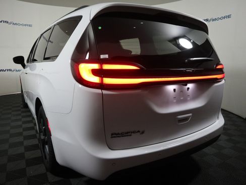New 2026 Chrysler Pacifica Select image 10