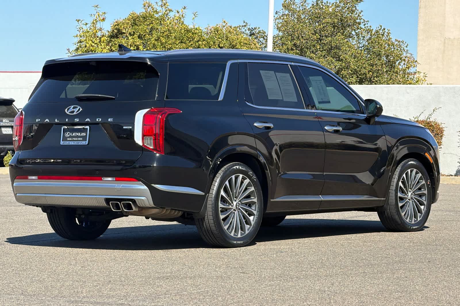Used 2023 Hyundai Palisade Calligraphy AWD/4WD image 2