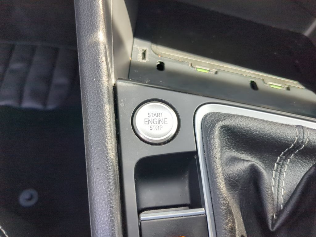 Used 2025 Volkswagen Jetta SE FWD image 29