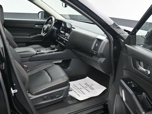 Used 2023 Nissan Pathfinder SL image 14