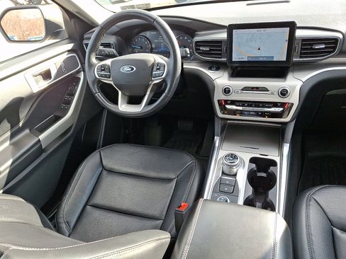 Used 2021 Ford Explorer XLT w/ Equipment Group 202A image 14