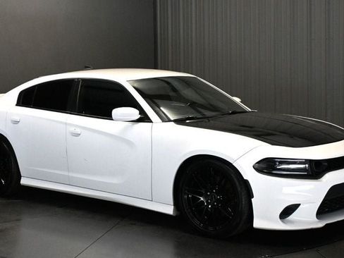 Used 2019 Dodge Charger R/T w/ Plus Group RWD image 3