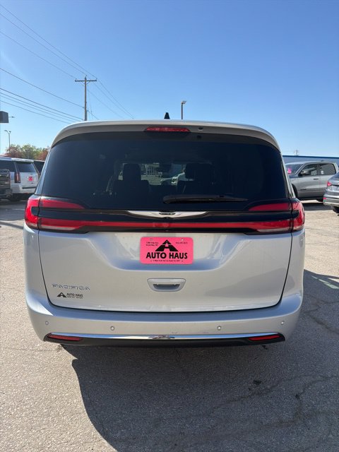 Used 2024 Chrysler Pacifica Touring-L FWD image 3