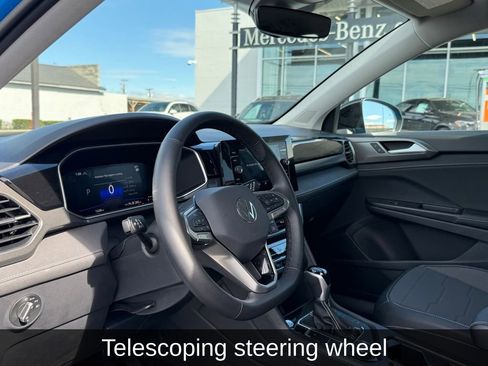 Used 2025 Volkswagen Taos SE image 12